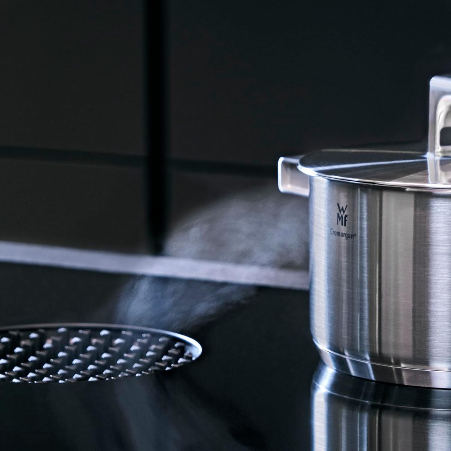 WMF Ultimate Cool Kochtopf klein 24 cm, Edelstahldeckel, Bratentopf Induktion 4,1l, Cromargan Edelstahl matt, wärmereduzierende Griffe, Induktions Topf mit Innenskalierung, spülmaschinengeeignet