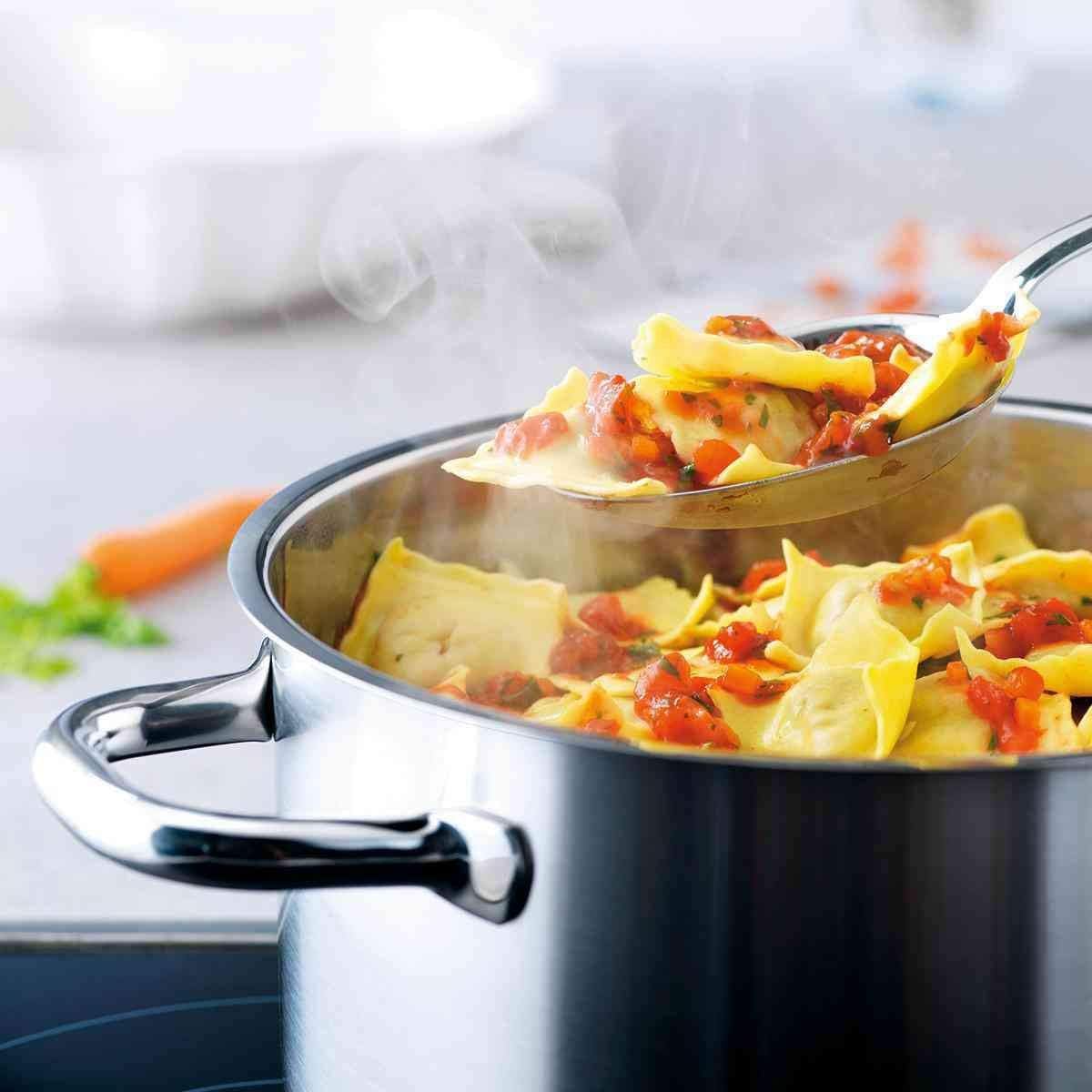 Fissler Family Line/Edelstahl-Topfset, 5-teilig, Kochtopf-Set, Töpfe mit Deckel, spülmaschinen-geeignet, Induktion, alle Herdarten (3 Kochtöpfe, 1 Bratentopf, 1 Stielkasserolle-deckellos)
